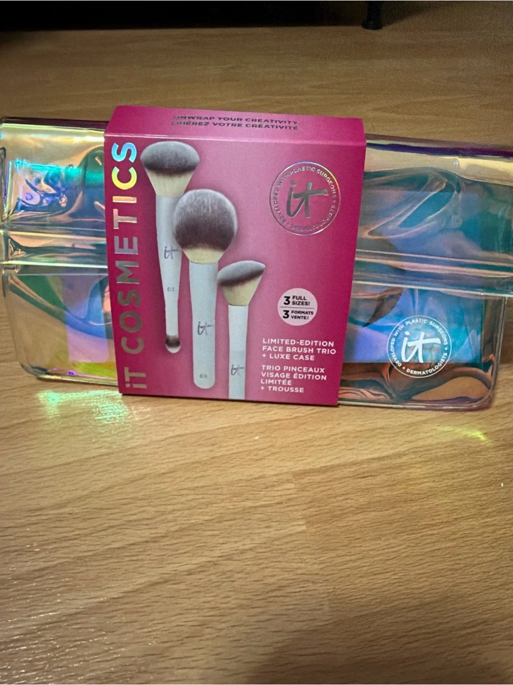 IT Cosmetics Limited-Edition Face Brush Trio with Holographic Case - Pink